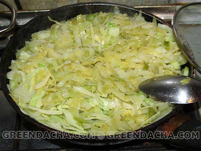 Тушим капусту.