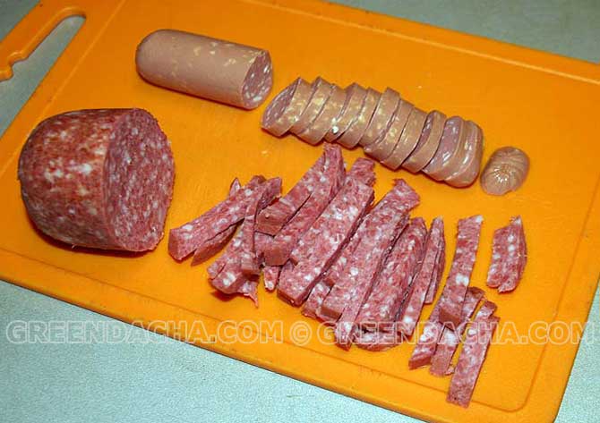 Сосиски нарезать кружочками, колбасу – соломкой.