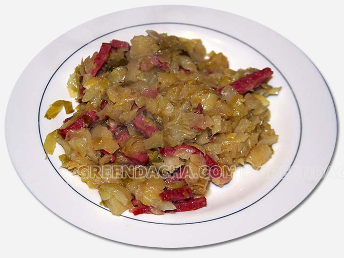 Бигос по дачному с колбасой и сосисками.