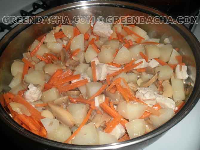 Добавляем морковь, шампиньоны и тушим.