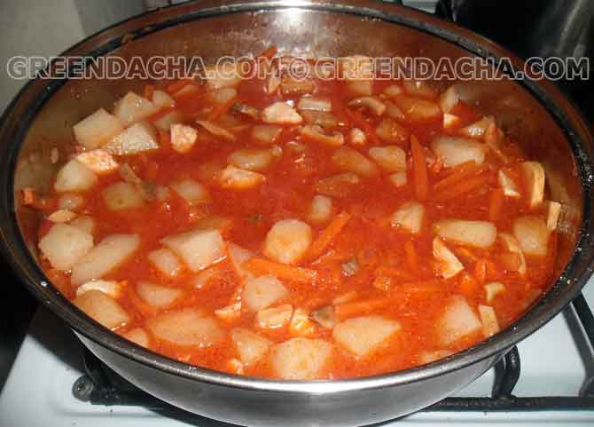 Добавляем томатную пасту и специи.