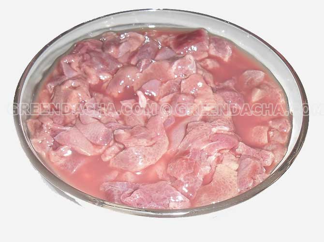 Нарезаем печень  очень маленькими кусками.