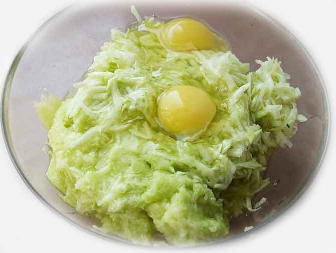 Готовим драники из кабачков и картофеля.