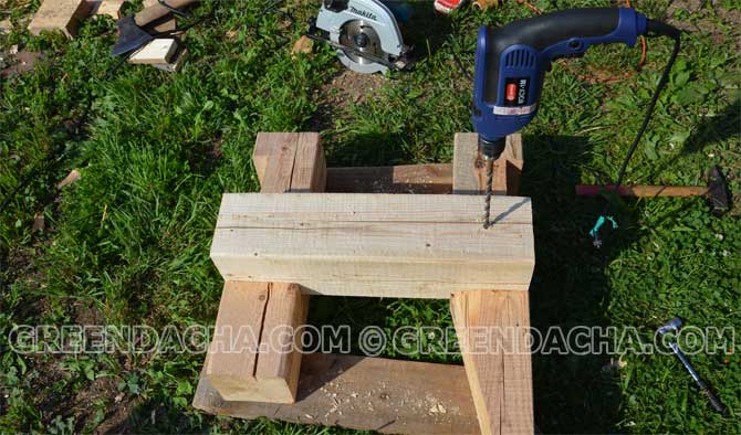 Соединяем детали стоек скамейки и сверлим отверстия для их закрепления. Соединяем детали стоек
скамейки и сверлим отверстия для их закрепления.